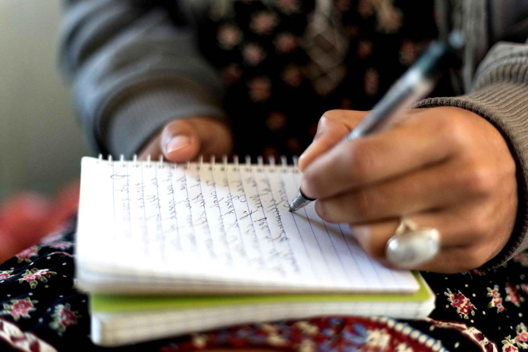 Estudiantes aprendiendo sobre economía e inflación en ambiente educativo moderno