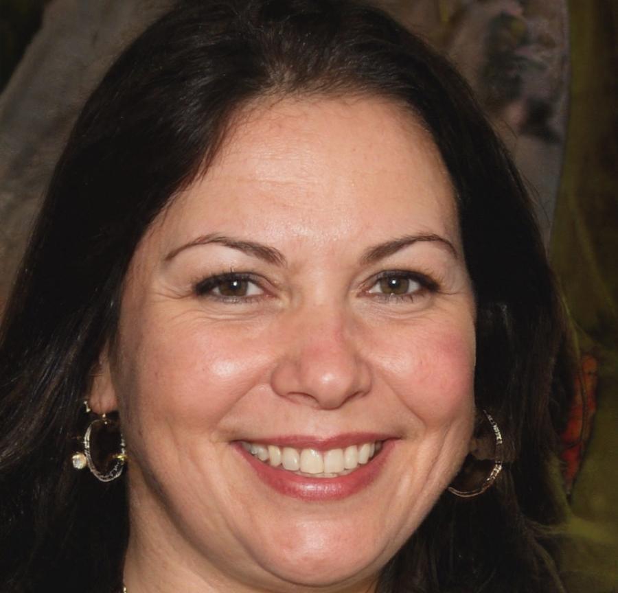 Retrato profesional de instructora económica especializada en educación financiera