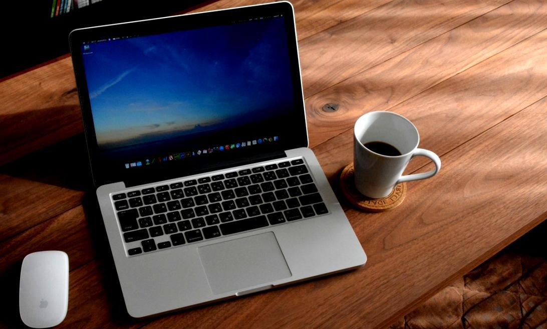 Espacio educativo donde estudiantes aprenden sobre economía e inflación