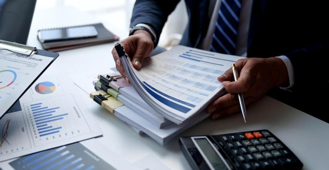 Estudiante revisando materiales de estudio sobre inflación y economía personal