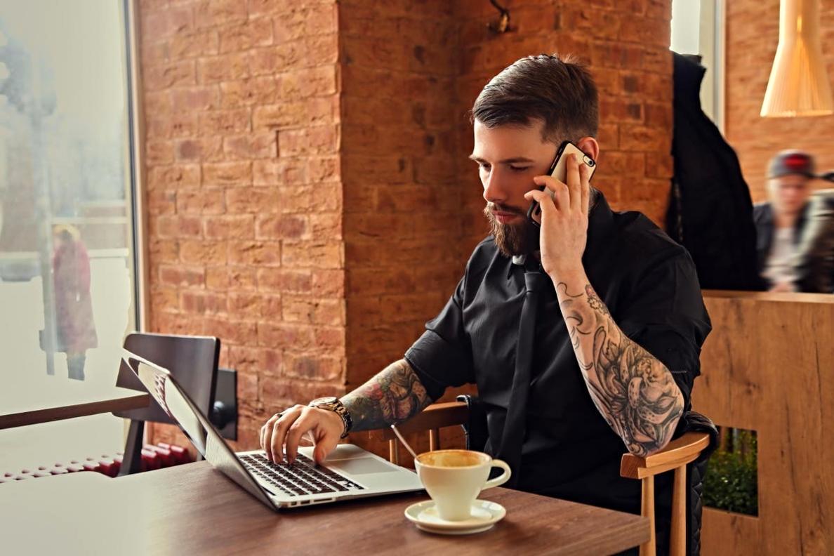 Persona usando computadora para acceder a materiales de aprendizaje sobre economía e inflación